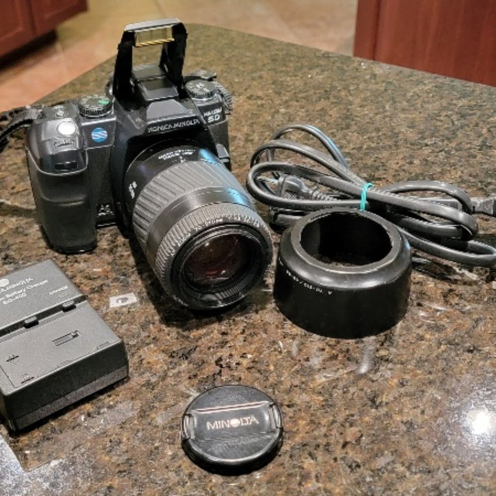 Konica Minolta MAXXUM 5d 6.1MP digital SLR Camera Body & Lens